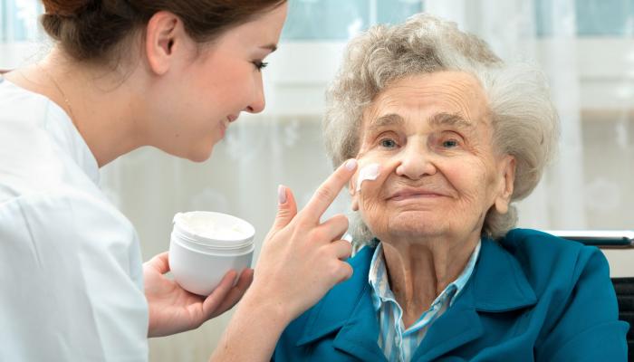 العناية ببشرة كبار السن