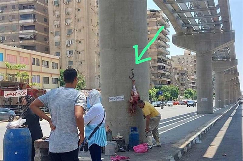الحكومة تلقي القبض على جزار علق اللحوم على أعمدة القطار السريع