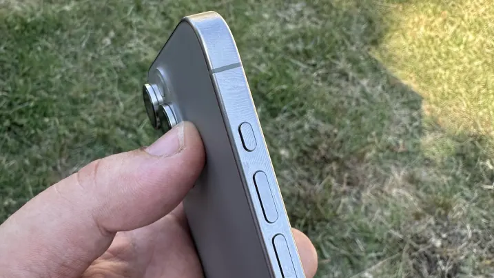 هاتف ايفون iPhone 15 Pro مميزات وعيوب